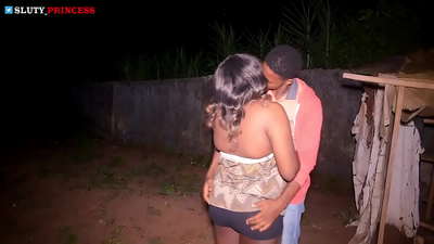 Rumanz fit-toroq u sess sħun ma 'tfajla chubby mill-klabb